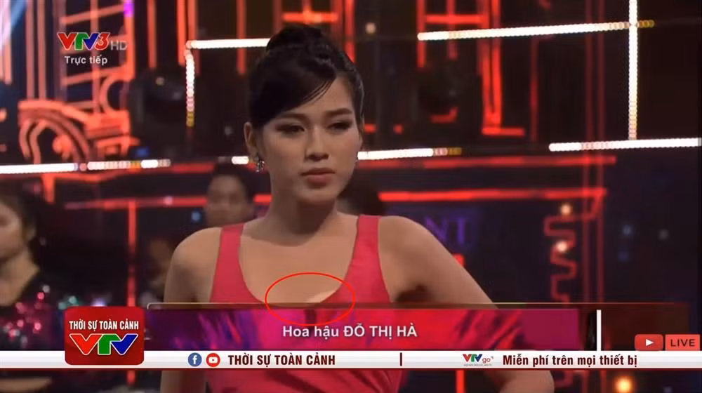 Dù phần "phụ tùng" bên trong màu nude nhẹ nhàng nhưng vẫn nổi bần bật bên dưới lớp cổ áo rộng. Giá như Đỗ Thị Hà cẩn thận hơn trong khâu di chuyển thì cô đã không mắc phải lỗi trang phục đáng tiếc trên.