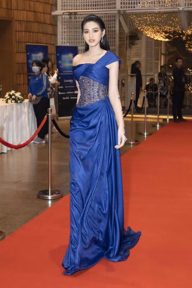 Người đẹp chọn layout make up cũng như kiểu tóc vuốt ngược ra sau đậm chất nữ thần lộng lẫy.