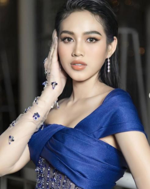 Để nâng đẩy vòng 1 khi mặc váy dạ hội, không khó hiểu khi Hoa hậu Việt Nam 2020 đã phải sử dụng tới sự trợ giúp của một lớp lót che chắn bên trong.