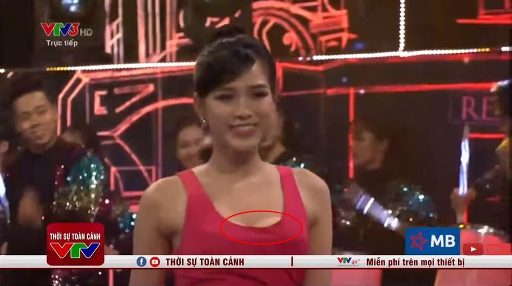 Đáng nói, đây không phải lần đầu tiên Đỗ Thị Hà bị soi cảnh hớ hênh khi mặc đầm dạ hội. Trước đây, nàng Hậu đã từng có một màn lộ "phụ tùng" tương tự trên sóng truyền hình khiến hình ảnh của cô kém đẹp vài phần trong mắt công chúng.