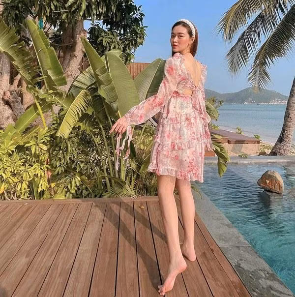 Dù thời gian mang thai, Tường San không chính thức công khai nhưng thông qua một vài bức ảnh hiếm hoi cô đăng tải trên mạng xã hội, có thể thấy Á hậu đã kiểm soát rất tốt cân nặng trong thai kỳ nên tay chân vẫn thon gọn, không hề bị sổ dáng, phá nét.