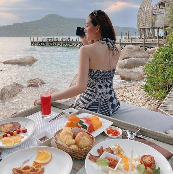 Khi chụp ảnh từ phía sau, ai cũng chỉ dám "bán tin bán nghi" chuyện cô có mang thai vì vóc dáng vẫn gọn gàng.