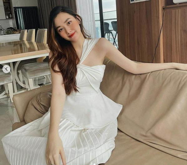 Trong một bức ảnh trước đó không lâu, netizen cũng được phen trầm trồ vì nhan sắc đáng gớm của Tường San. Đặc biệt là vòng 2 "nhìn hoài" không thấy dấu hiệu mẹ bỉm