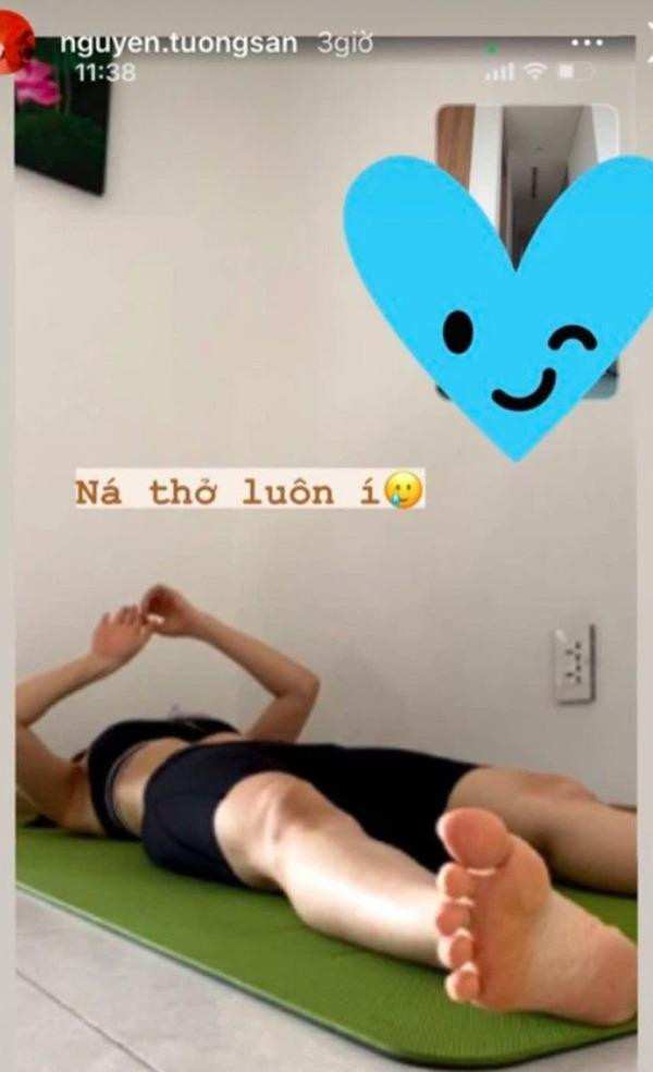 Một bức hình đang chăm chỉ tập luyện thể thao được chính Tường San chia sẻ đã cho thấy vòng eo phẳng lì của cô nàng, trong khi mới trước đó vài tháng bụng vẫn còn "lùm lùm". Nếu quả thật cô chỉ mới sinh con không lâu thì việc lấy lại vóc dáng "thần tốc" như thế rất đáng ngưỡng mộ.