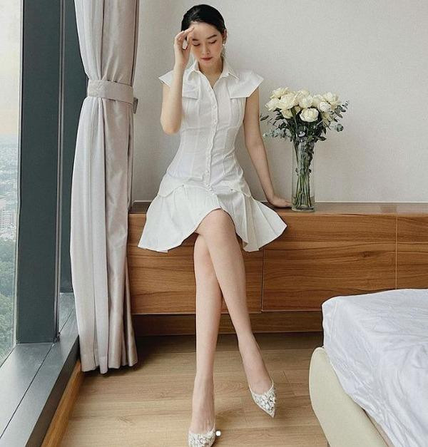 Đặc biệt từ sau tin đồn sinh con, dân tình đều soi kĩ hơn vào sắc vóc nàng Hậu nhưng hoàn toàn "bất lực" vì cô nàng thậm chí còn ngày một thon thả, xinh đẹp hơn.