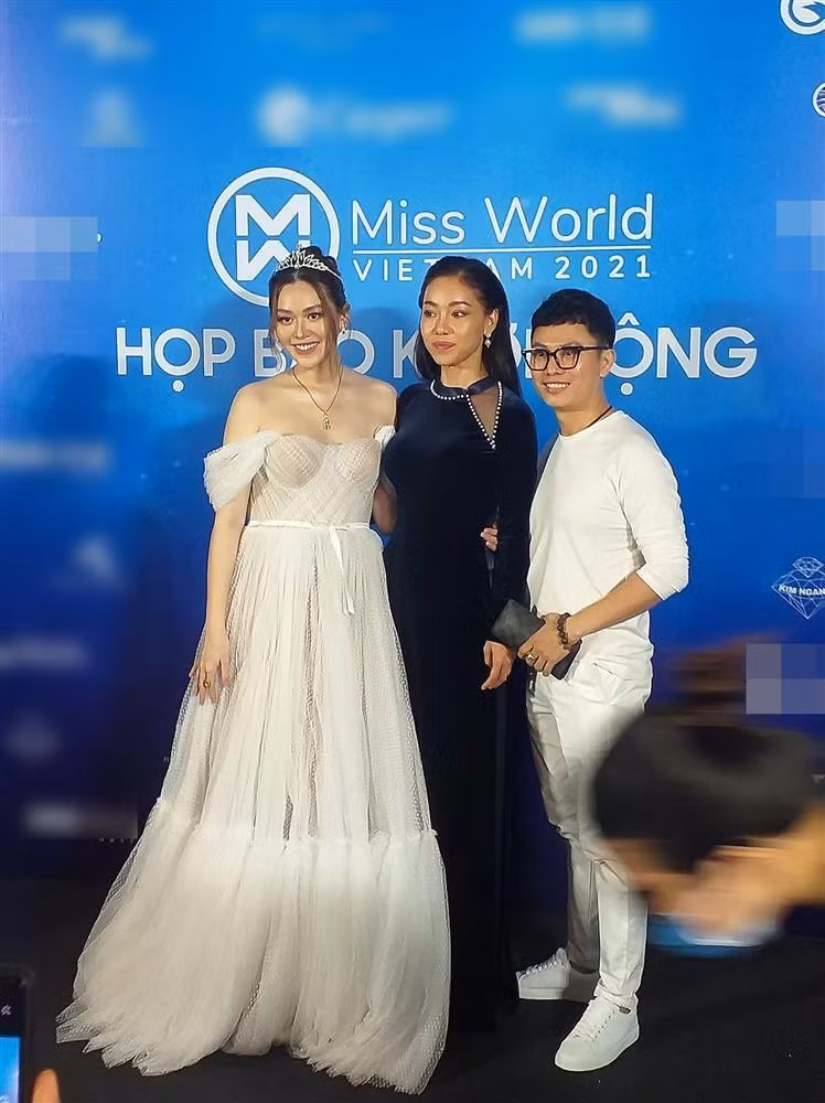 Á hậu Tường San lộ vòng 2 to trong chiếc váy bồng bềnh tại sự kiện hồi tháng 3/2021.