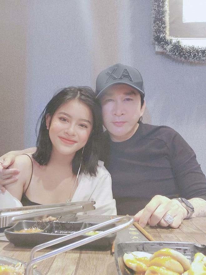 Gia Hân, con gái thứ 2 của nghệ sĩ Kim Tử Long và người vợ thứ hai hiện được chú ý bởi nhan sắc nổi bật. Được biết, Gia Hân sinh năm 2002, hiện đang học lớp 11 tại một trường THPT ở TP.HCM. Mẹ cô là diễn viên Cẩm Tú - em gái ruột của danh thủ Hồng Sơn.