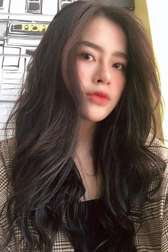 Hiếm khi xuất hiện bên ông bố nổi tiếng nhưng Hoàng Gia Hân lại gây bất ngờ vì nhan sắc quá rạng rỡ, thừa hưởng nhiều nét đẹp của cả bố lẫn mẹ. Ngoài ra cô cũng niềm đam mê âm nhạc và giọng hát ngọt ngào được thừa hưởng từ bố.