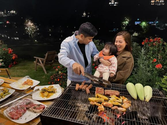 Dưới bình luận, nhiều người chia sẻ: "Hấp dẫn quá Minh Luân ơi", "Anh chị hạnh phúc quá", "Đi chơi vui nhé anh", "Thấy em hạnh phúc chị mừng cho em quá Thiên Hương ơi"...