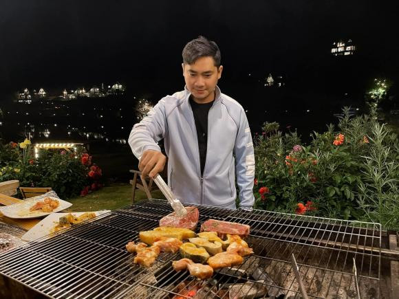 Nam diễn viên chia sẻ: "Mời cả nhà ăn tối cùng đại gia đình em".