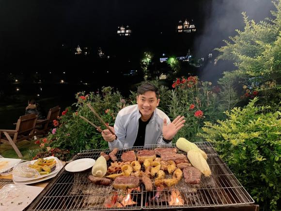 br/> Mới đây, diễn viên Minh Luân đã đăng ảnh cùng bạn gái và người thân đang nướng BBQ tại Đà Lạt.