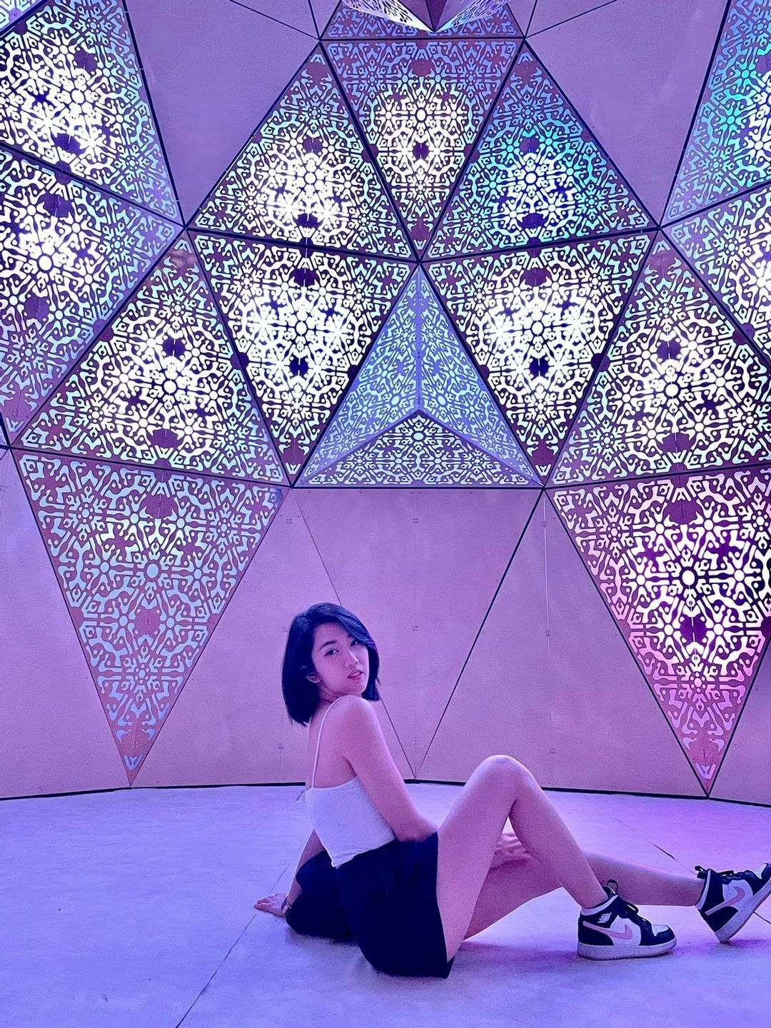 Thuý Ngân gợi cảm trong bức ảnh 'thả thính': "Đài báo hôm nay trời trở gió, anh đi đâu đó nhớ mang em theo".