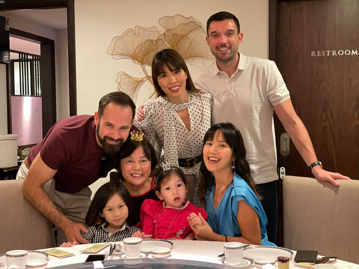 Hà Anh cùng đại gia đình sum vầy trong ngày sinh nhật mẹ.