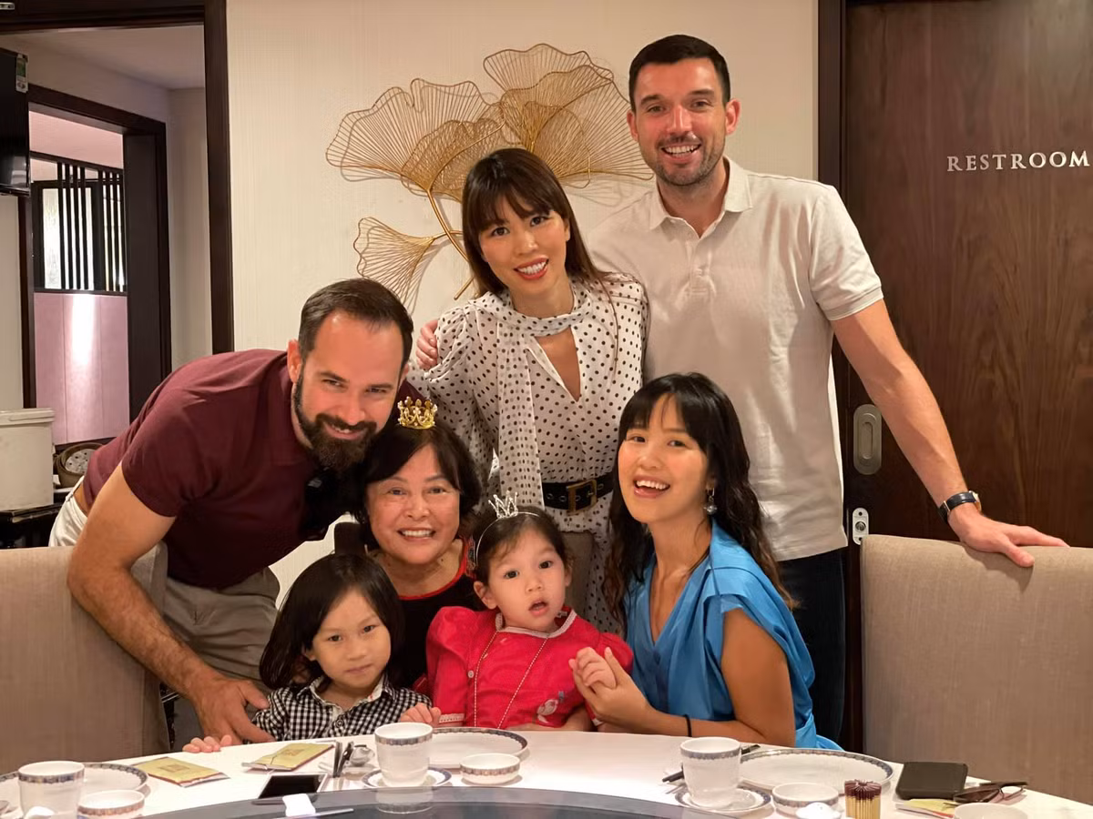 Hà Anh cùng đại gia đình sum vầy trong ngày sinh nhật mẹ.