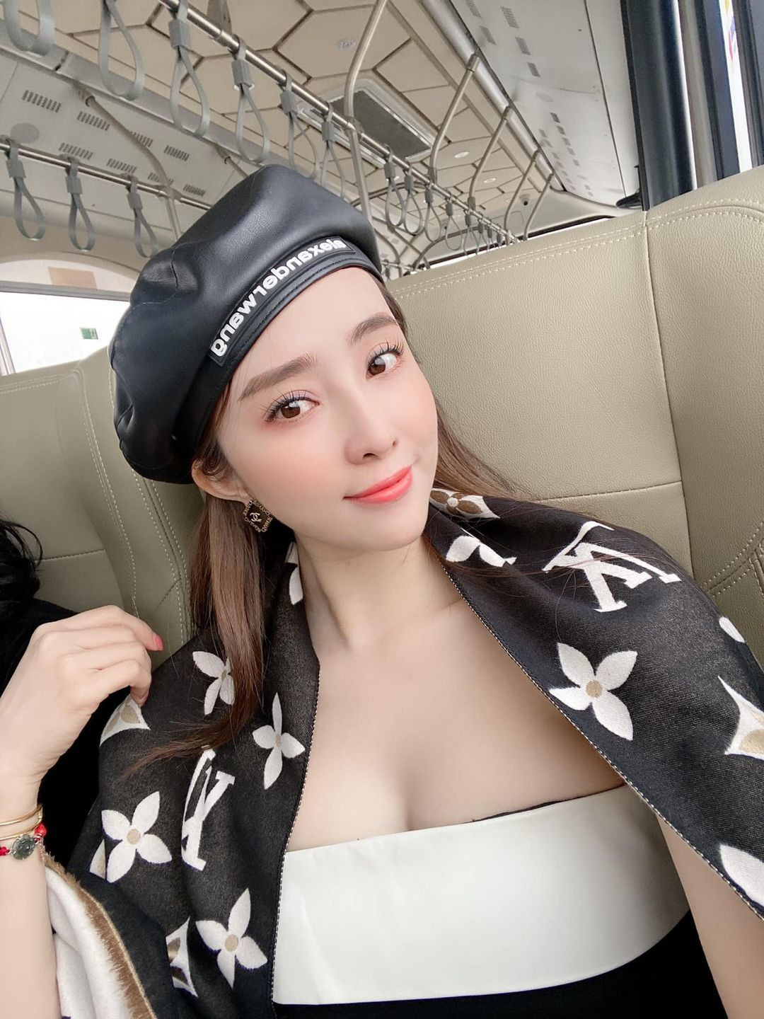 Nhan sắc ngày càng rạng rỡ của Quỳnh Nga nhận được nhiều lời khen ngợi.