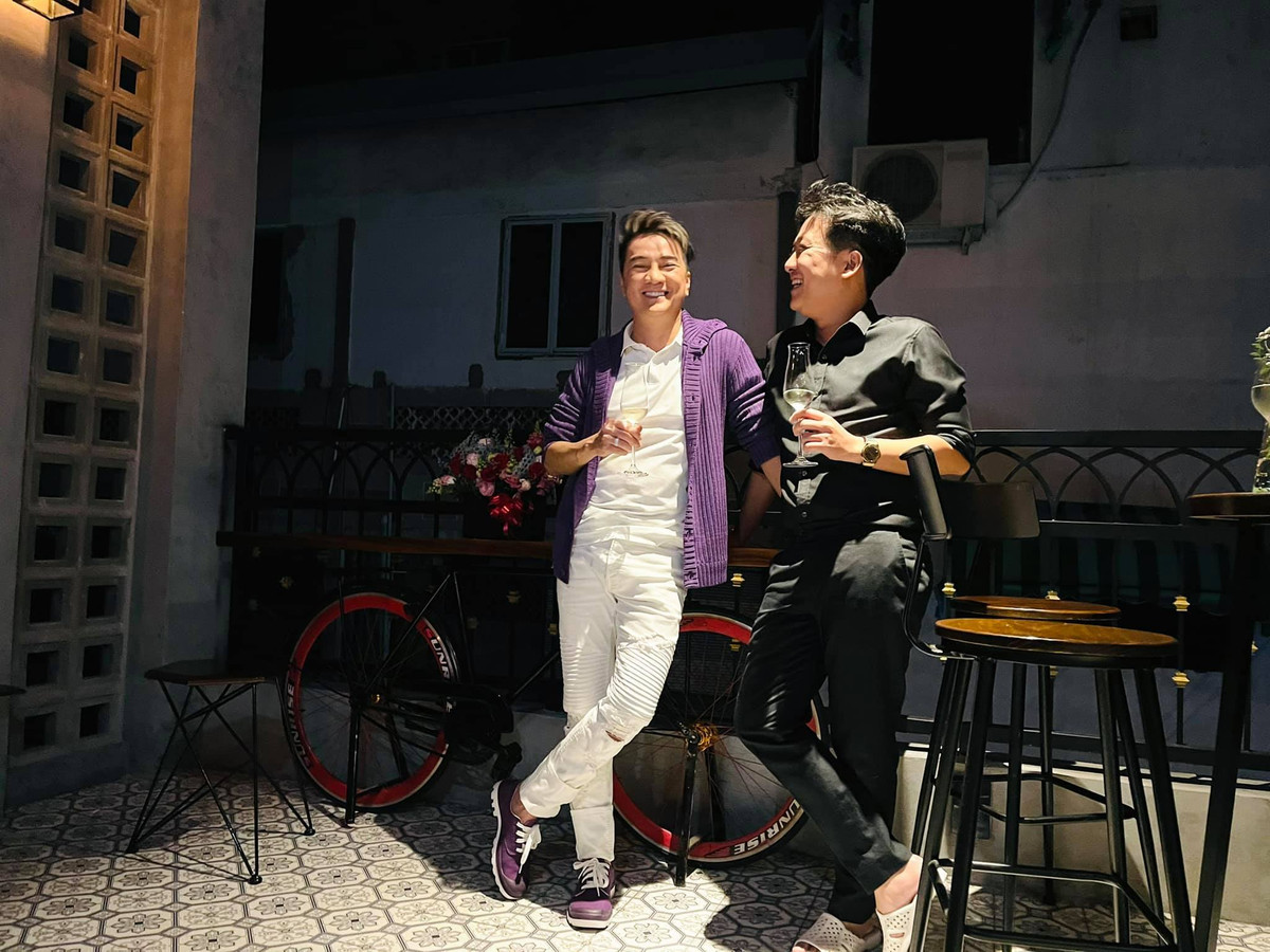 Sao Việt hôm nay 3/1: Đàm Vĩnh Hưng vui vẻ đến chúc mừng Trường Giang khai trương nhà hàng mới.