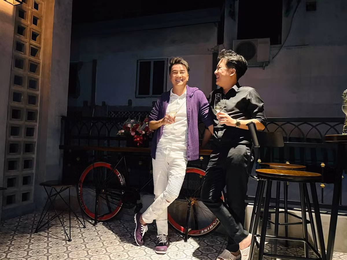 Sao Việt hôm nay 3/1: Đàm Vĩnh Hưng vui vẻ đến chúc mừng Trường Giang khai trương nhà hàng mới.