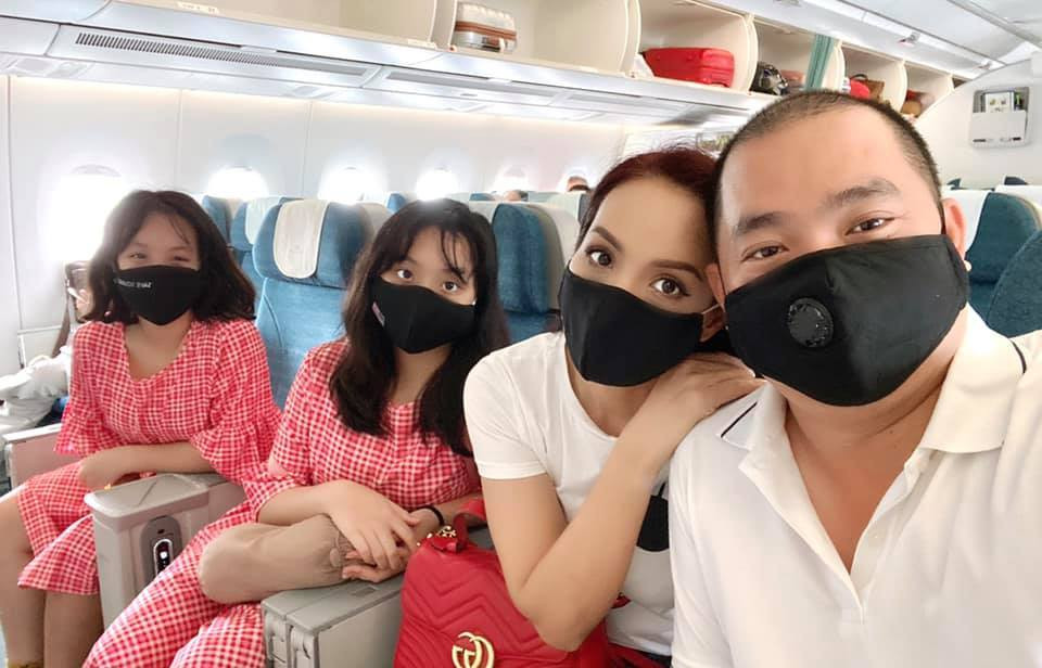 Thuý Hạnh cùng ông xã và 2 con gái cũng dành thời gian tận hưởng năm mới trong chuyến du lịch Phú Quốc.