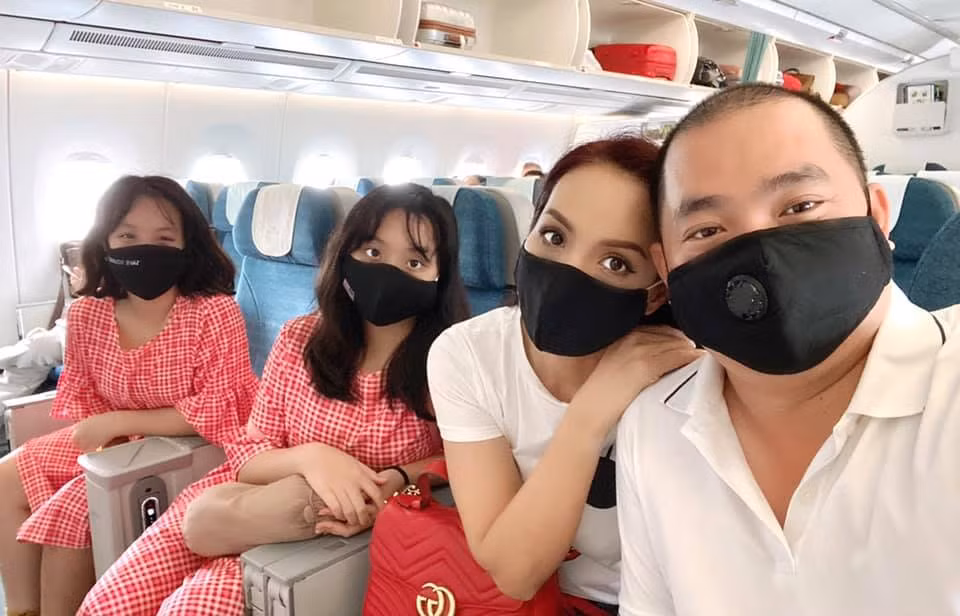 Thuý Hạnh cùng ông xã và 2 con gái cũng dành thời gian tận hưởng năm mới trong chuyến du lịch Phú Quốc.