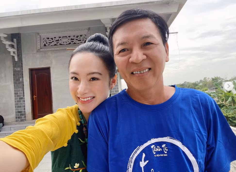 Angela Phương Trinh đăng bức ảnh cùng bố kèm lời nhắn: "Một buổi sáng đầu năm mới thật ý nghĩa khi con gái được cùng ba về quê thăm nội".