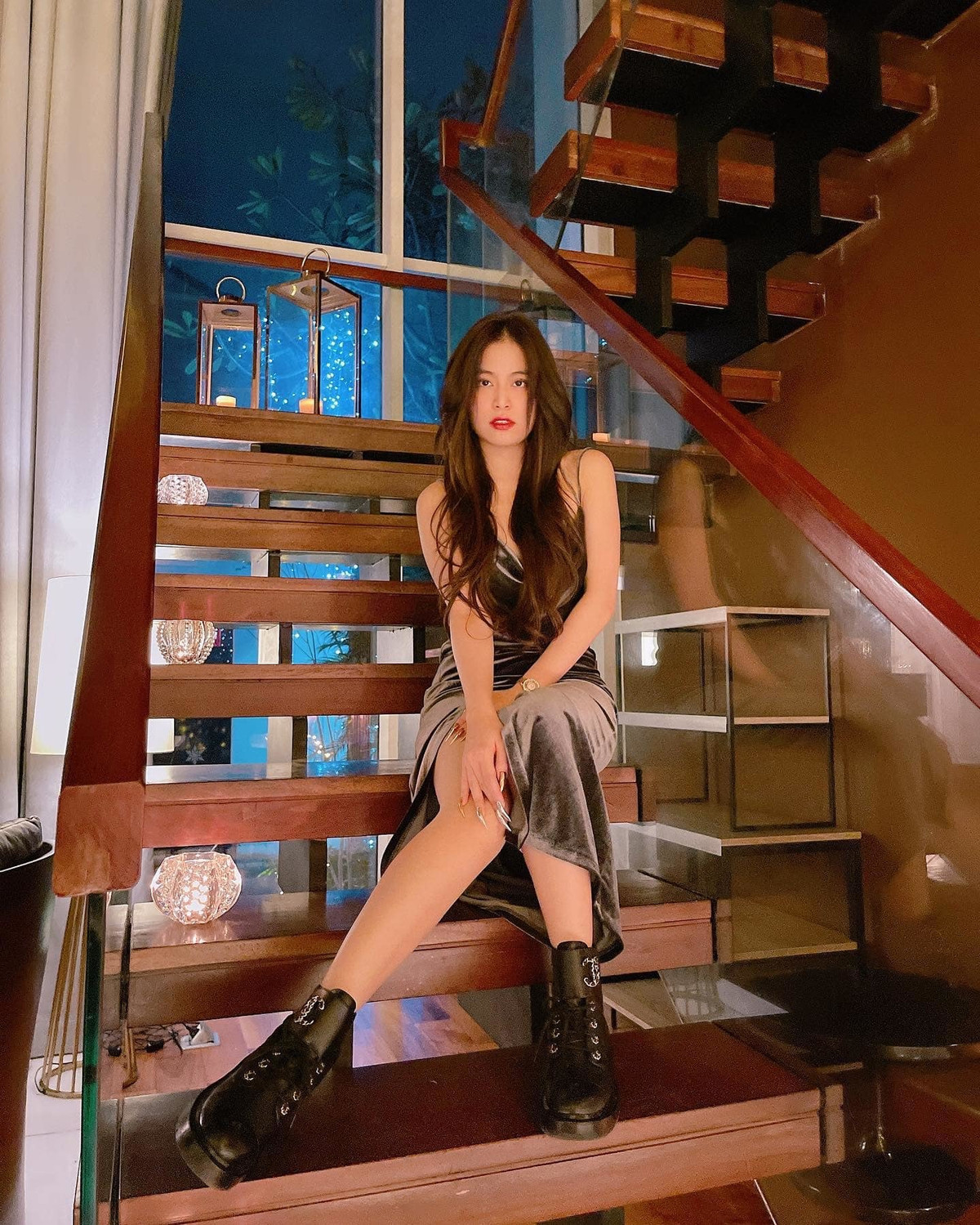 Ca sĩ Hoàng Thuỳ Linh gợi cảm với đầm 2 dây.