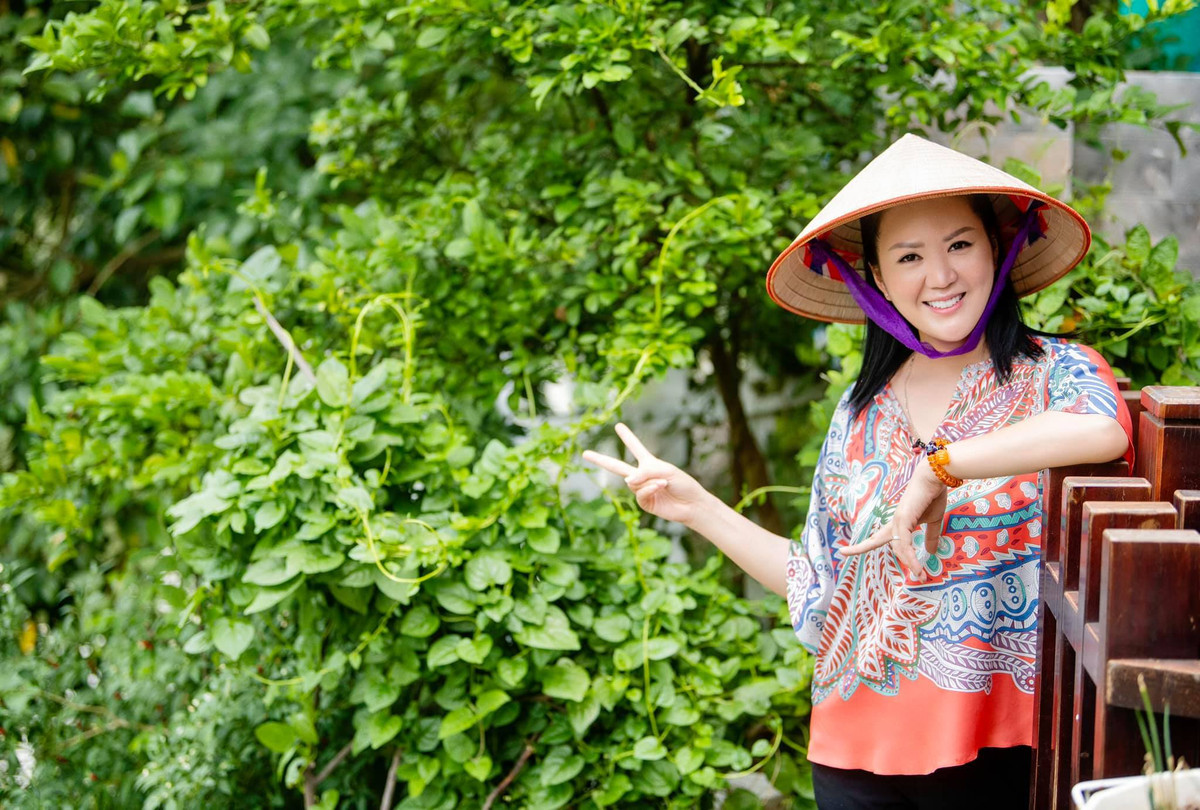 Đinh Hiền Anh bên vườn rau xanh mướt.