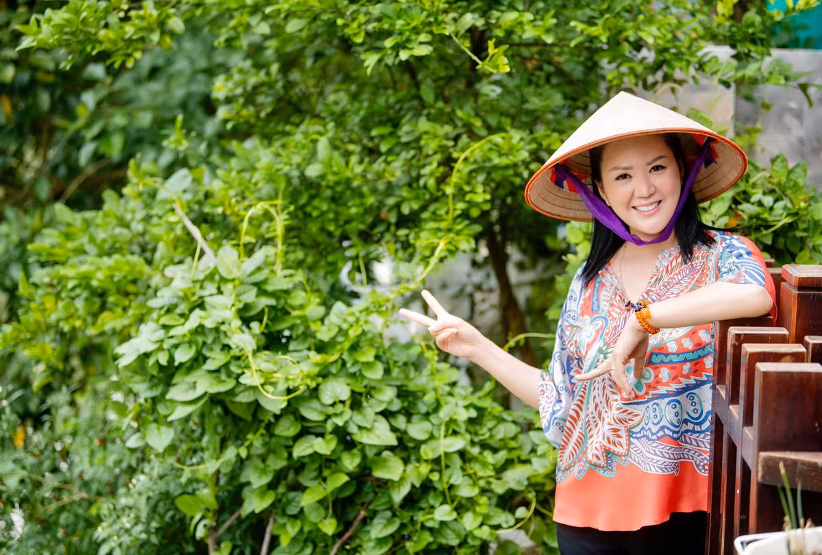 Đinh Hiền Anh bên vườn rau xanh mướt.