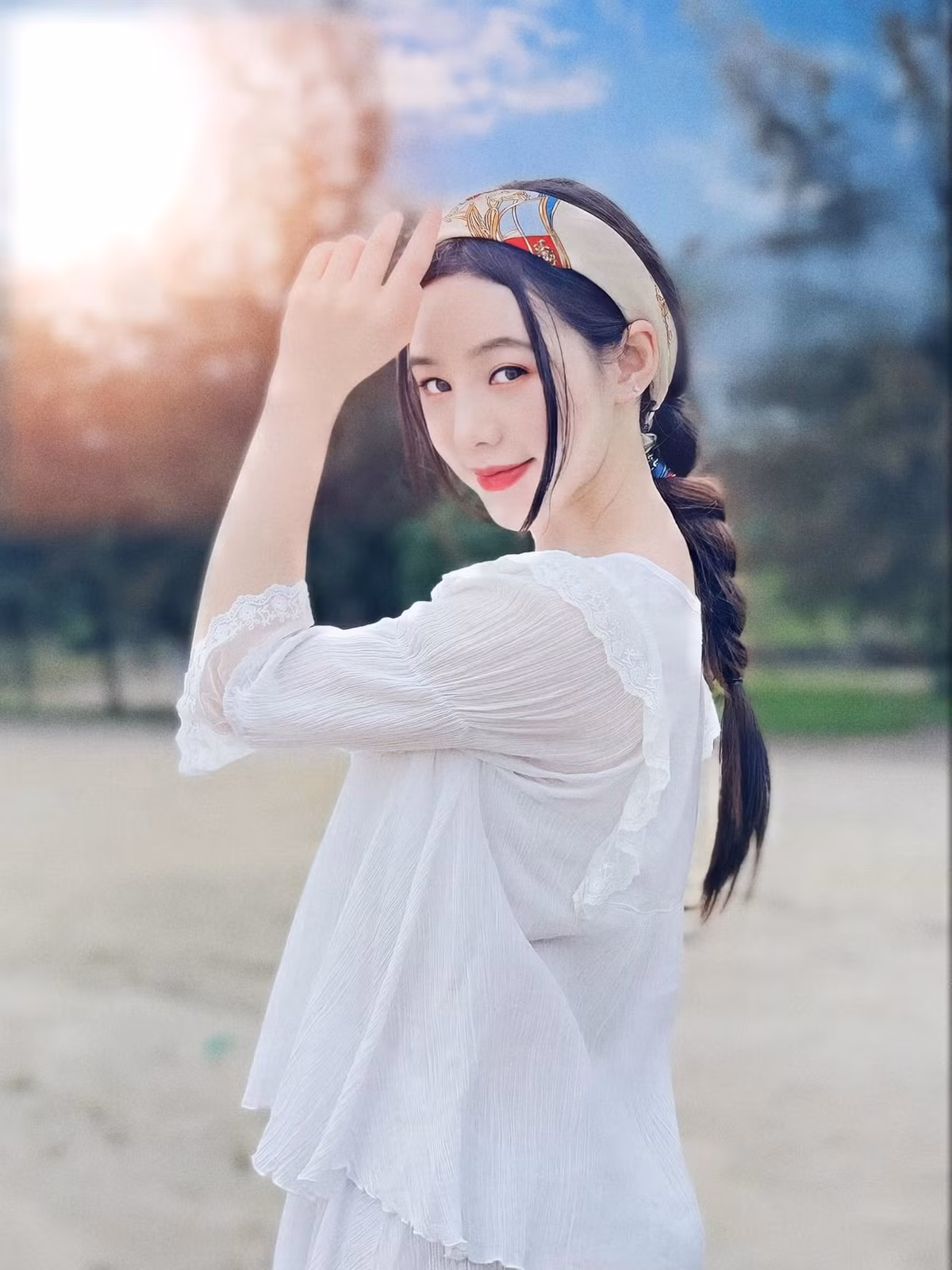 Quỳnh Kool chú thích ảnh: "Em giống như hoàng hôn vậy, phải chiều mới có được em".