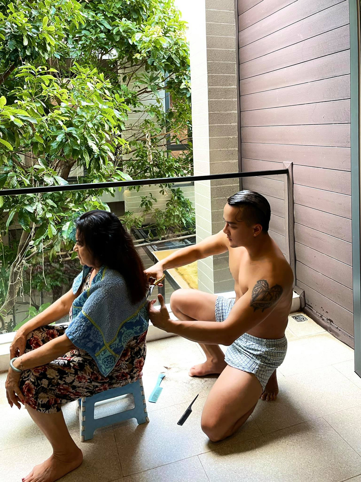 Ca sĩ Cao Thái Sơn cắt tóc cho mẹ.