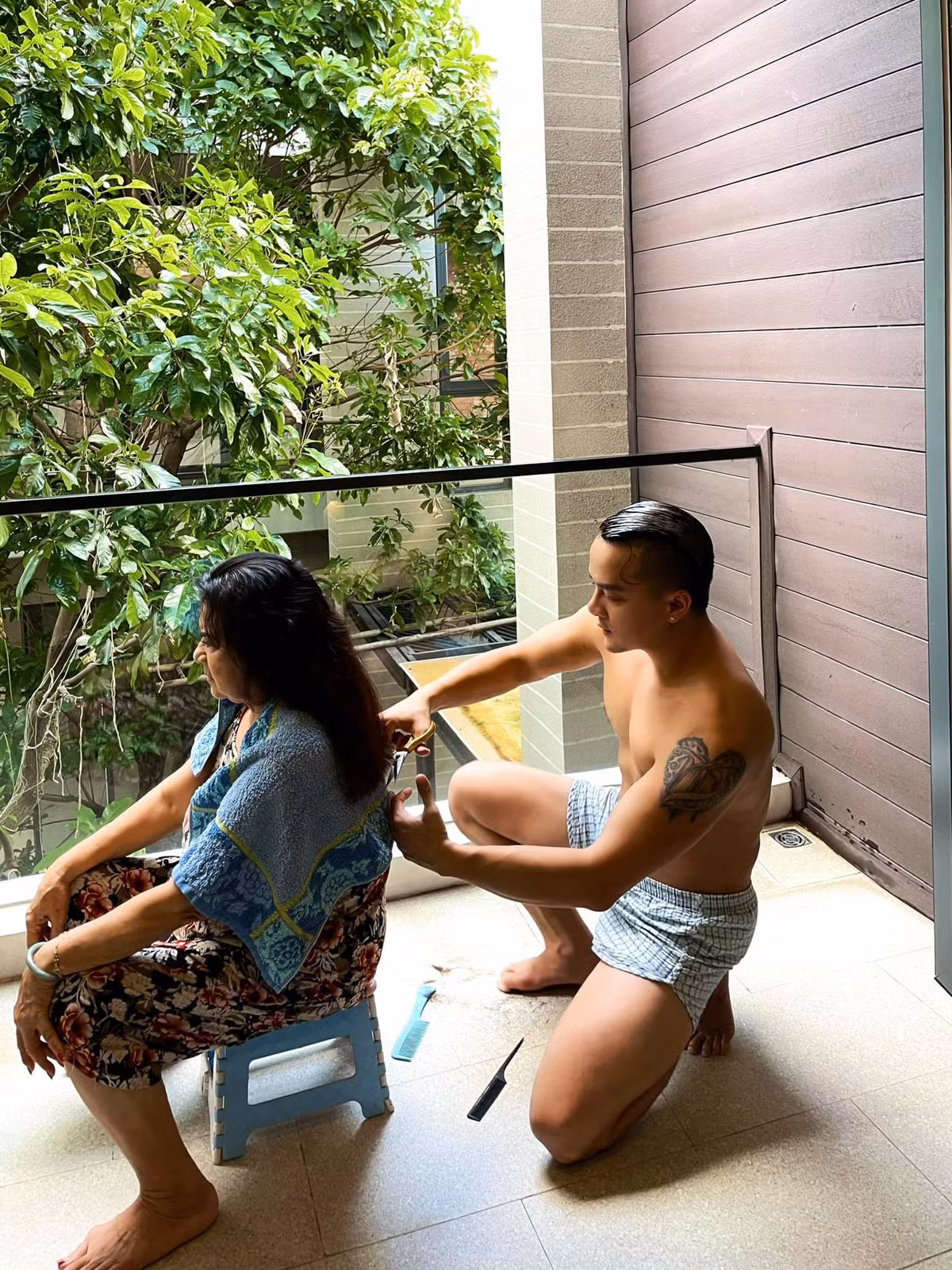 Ca sĩ Cao Thái Sơn cắt tóc cho mẹ.