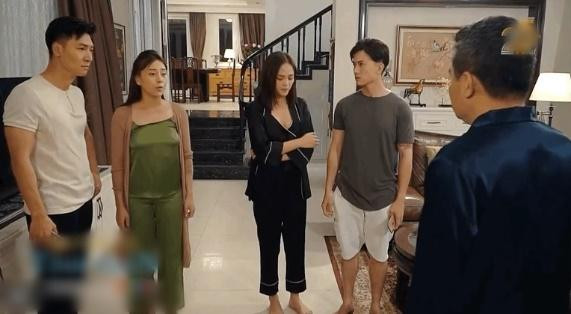 Mới đây, nữ diễn viên tiếp tục bị soi diện set đồ ngủ kém duyên. Trong khi Thu Quỳnh khá sành điệu với bộ đồ ngủ màu đen kẻ viền trắng thì Phương Oanh diện ngay bộ đồ lụa bóng. Chất liệu vải kén người mặc này khiến cô để lộ thân hình "khúc giò" và đáng chú ý hơn cả là vòng 1 của cô tự nhiên xập xệ, phè ngang kém thẩm mỹ.