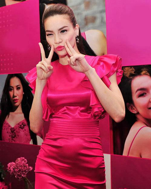 Hồ Ngọc Hà lộ "bé mỡ" kém thon khi diện đầm lụa satin bó sát.