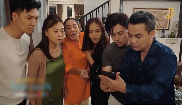 Có vẻ như, Phương Oanh đã chọn sai phụ kiện "bảo hộ" ngực. Nếu để ý kỹ, bạn sẽ thấy lớp lụa mỏng tang trên áo đã vô tình làm lộ miếng dán ngực và là thủ phạm khiến vòng 1 của cô kém săn. Khi đứng chung khung hình, Thu Quỳnh (vai Thy) bỗng trở nên sang trọng hơn chị dâu 1 bậc.