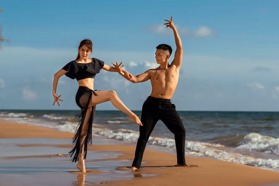 Sau kỳ nghỉ Tết cùng gia đình, vợ chồng Khánh Thi - Phan Hiển trở lại công việc. Tuy nhiên vì dịch Covid-19 phức tạp nên nhiều kế hoạch của cặp đôi đành phải tạm hoãn.