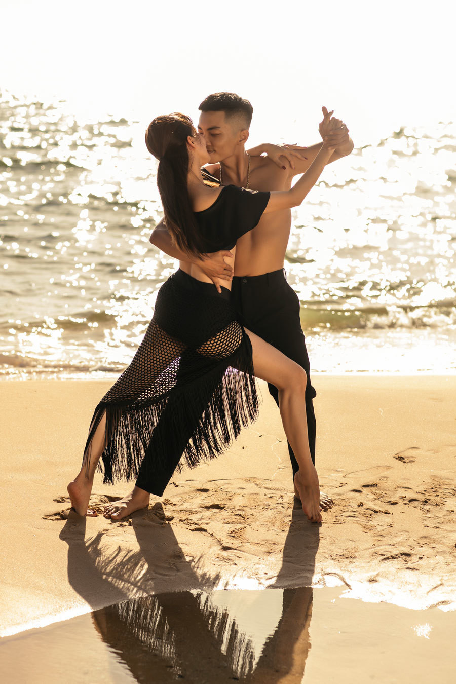 Phan Hiển tâm sự rằng, anh và bà xã có sở thích đi du lịch cùng hai con nhưng vì dịch COVID-19, cả hai gần như hạn chế đi lại. Để mang lại niềm vui cho vợ con, anh trồng vườn hồng lớn trên sân thượng và biến nơi đây thành không gian thư giãn của cả nhà. Cặp đôi còn phân chia nhau trông nom và dạy dỗ hai con. Kubi sắp bước vào lớp 1, còn Anna cũng ngày càng lanh lợi.