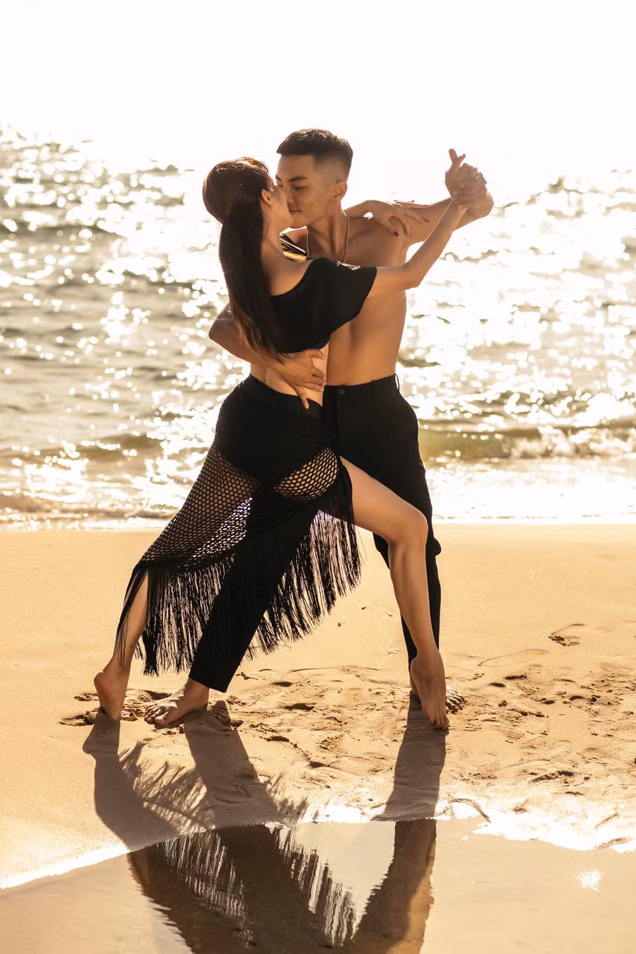 Phan Hiển tâm sự rằng, anh và bà xã có sở thích đi du lịch cùng hai con nhưng vì dịch COVID-19, cả hai gần như hạn chế đi lại. Để mang lại niềm vui cho vợ con, anh trồng vườn hồng lớn trên sân thượng và biến nơi đây thành không gian thư giãn của cả nhà. Cặp đôi còn phân chia nhau trông nom và dạy dỗ hai con. Kubi sắp bước vào lớp 1, còn Anna cũng ngày càng lanh lợi.