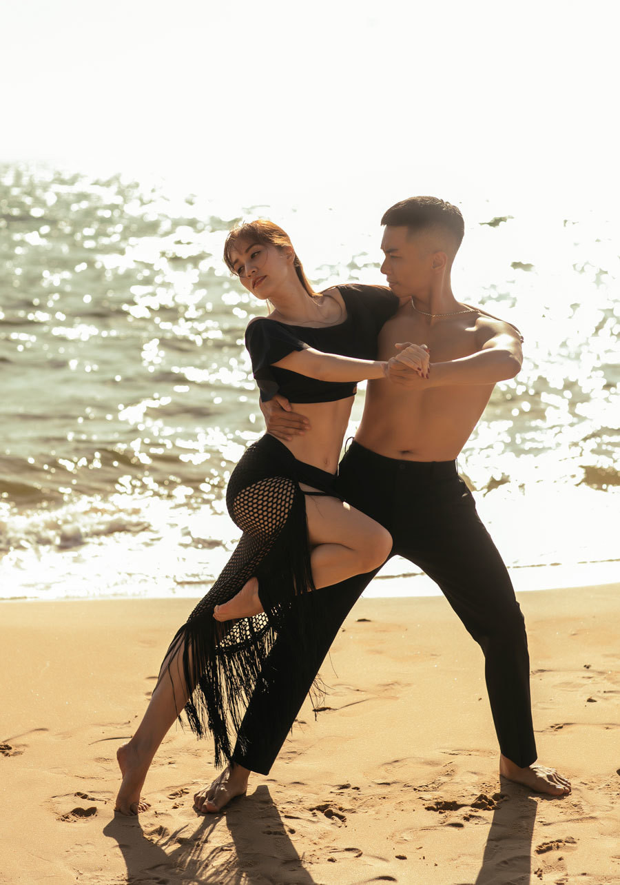 Trước thắc mắc về đám cưới, Phan Hiển thổ lộ, dù chưa có hôn lễ chính thức nhưng từ lúc dọn về sống chung, cả hai đều đặt tình cảm lên trên hết. Khối lượng công việc của cặp đôi khá nhiều nên để lên kế hoạch về đám cưới trong tương lai gần là điều khá khó khăn.