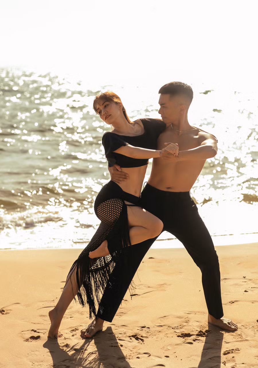 Trước thắc mắc về đám cưới, Phan Hiển thổ lộ, dù chưa có hôn lễ chính thức nhưng từ lúc dọn về sống chung, cả hai đều đặt tình cảm lên trên hết. Khối lượng công việc của cặp đôi khá nhiều nên để lên kế hoạch về đám cưới trong tương lai gần là điều khá khó khăn.