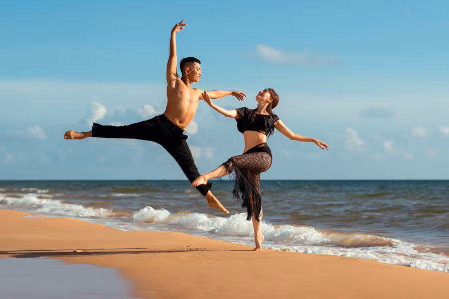 Bên cạnh lịch dạy dance sport cho các học trò, cả hai còn thực hiện những video hướng dẫn bài tập giảm cân để mọi người có thể dễ dàng tập luyện tại nhà.