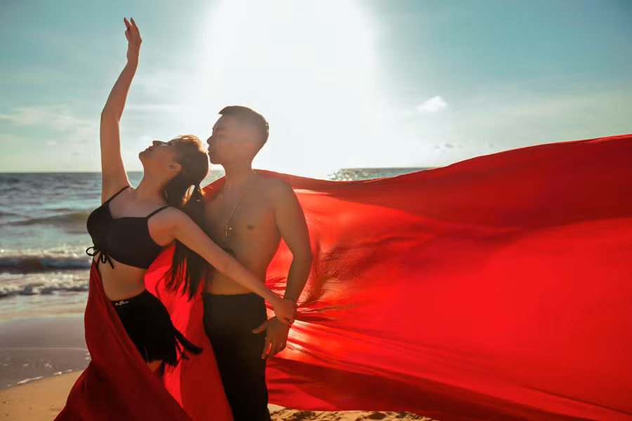 Vo chong Khanh Thi - Phan Hien khieu vu say dam tren bo bien