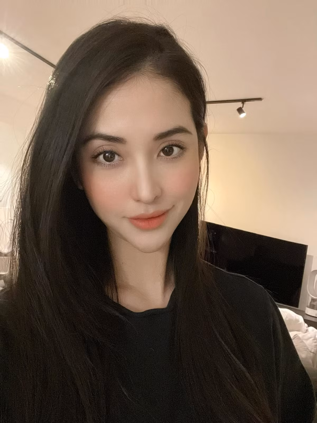 Dù hơn chồng 4 tuổi nhưng nhan sắc của Mai Hồ không có sự chênh lệch quá nhiều với doanh nhân Nam Bùi. Được sự ủng hộ lớn từ chồng nhưng hiện tại, Mai Hồ chưa có ý định quay lại với diễn xuất mà tập trung chăm sóc gia đình nhỏ của mình.