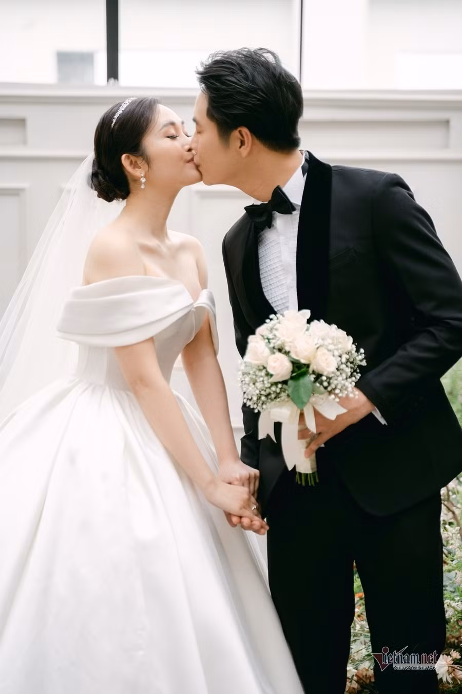 br/> Thông tin 11/1/2021, MC có nụ cười đẹp nhất VTV Thùy Linh sẽ lên xe hoa với chồng trẻ kém 5 tuổi Hiếu Su khiến nhiều người khá bất ngờ. Khi biết tin, bạn bè, đồng nghiệp và người hâm mộ đã gửi lời chúc mừng cho cái kết đẹp của cặp đôi này.