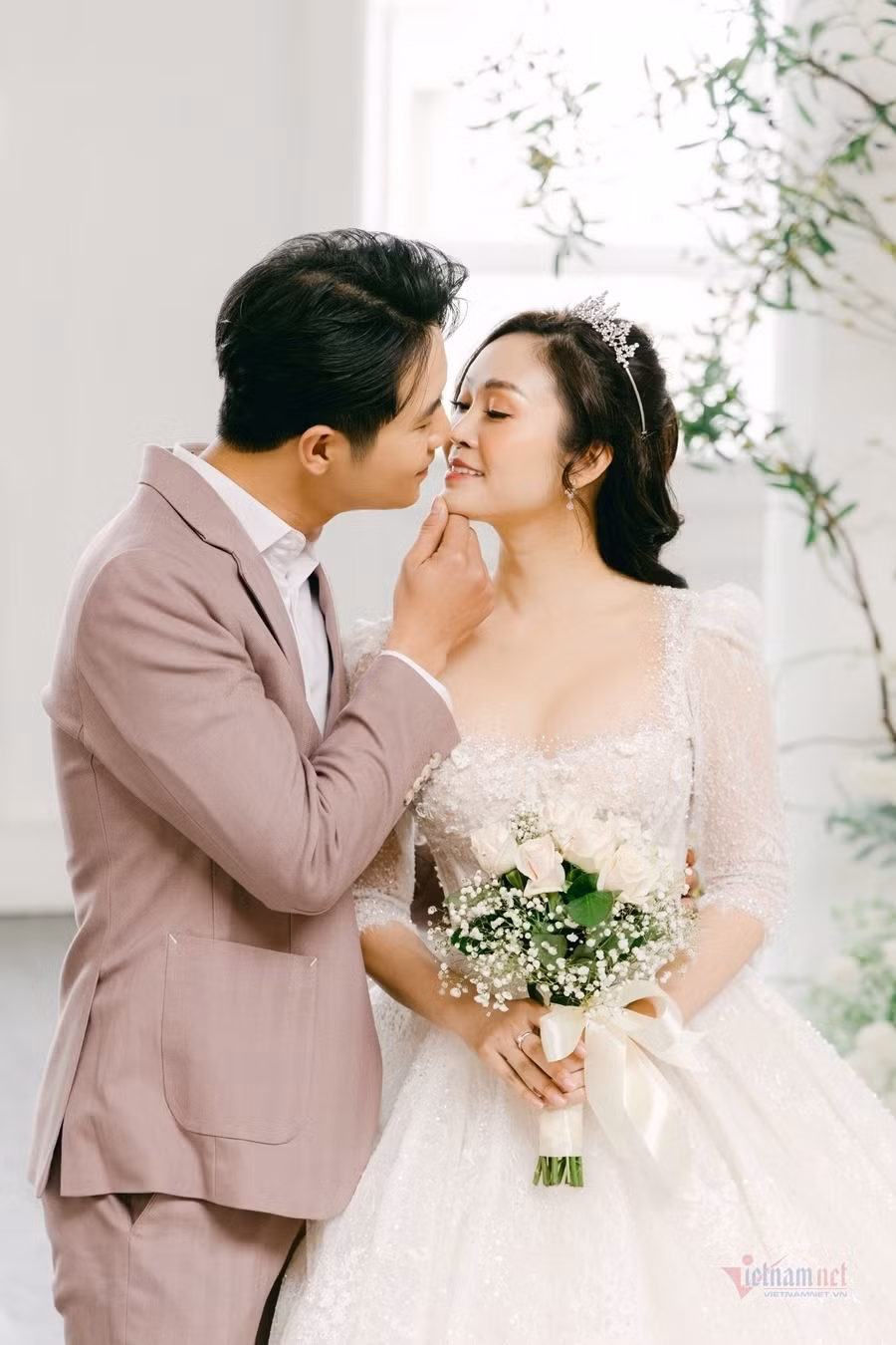 Cả hai cũng tiết lộ, sau đám cưới sẽ dành thời gian đi trăng mật và có kế hoạch sinh con luôn.