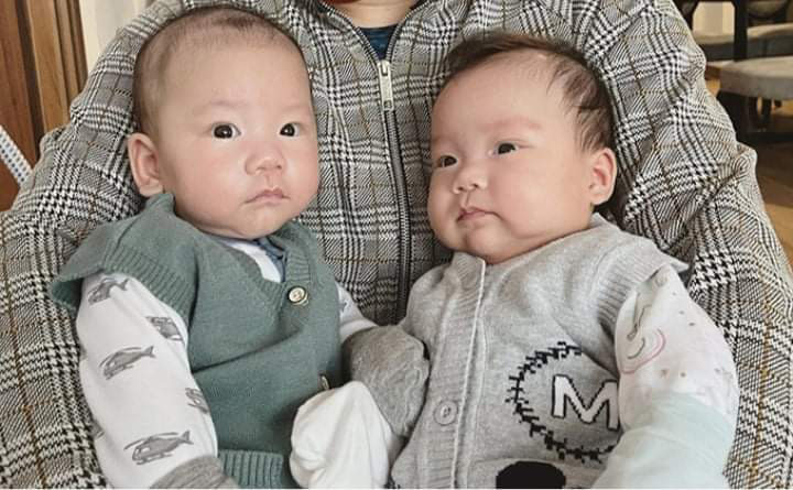 Hai vợ chồng rất tích cực chia sẻ những hình ảnh của hai bé từ lúc mới sinh, lúc ba tháng tuổi, hay dịp về quê nội chơi,... Hai nhóc tỳ rất "hợp tác" với bố mẹ và thể hiện rõ nét ngây thơ, hồn nhiên qua mỗi tấm ảnh.