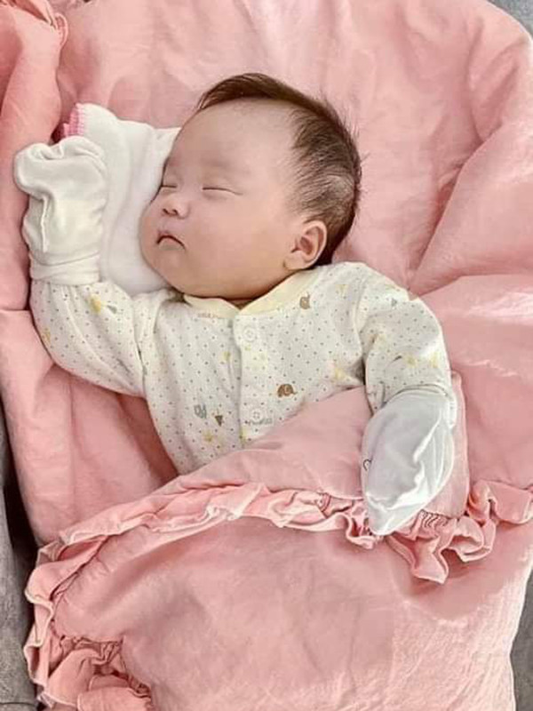 Em Đu Đủ nhỏ, điệu đà với những chiếc nơ. Đặc biệt Thảo Bebe chia sẻ, cô có mua rất nhiều quần áo màu hồng cho bé để thêm phần nữ tính.
