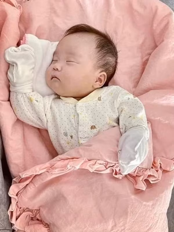 Em Đu Đủ nhỏ, điệu đà với những chiếc nơ. Đặc biệt Thảo Bebe chia sẻ, cô có mua rất nhiều quần áo màu hồng cho bé để thêm phần nữ tính.