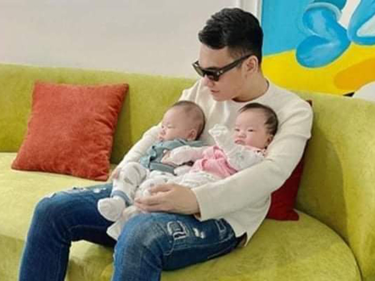 Hạnh phúc khi lần đầu làm bố, Khắc Việt bộc bạch một cách vui vẻ, chân thật trên Facebook: "Sinh đôi đúng là hạnh phúc nhân đôi, nhưng cái khoản chăm cũng là nhân đôi luôn".