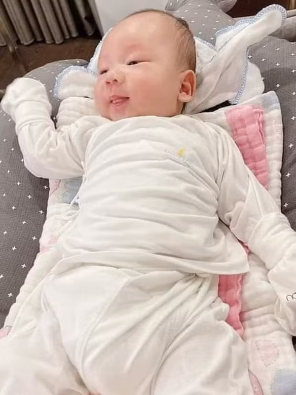 Dừa được Khắc Việt khen là "đẹp trai", là anh cả nên cũng ngoan hơn, cứng cáp hơn. Giờ đã có thể bò, đứng và mọc răng sữa.