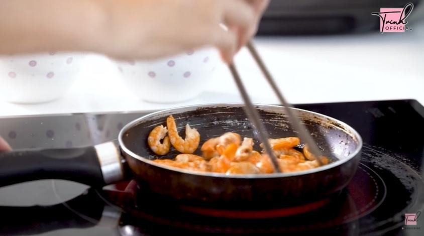 Ngoc Trinh lam vlog nau an, nha giau ma dung chao 