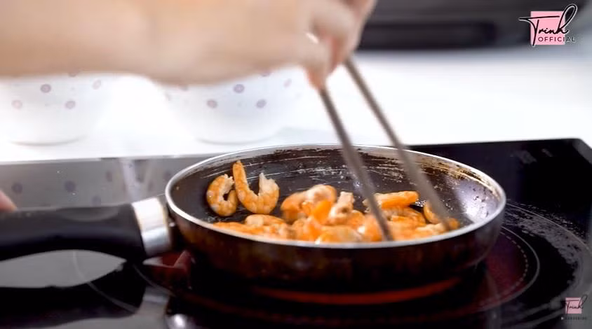 Ngoc Trinh lam vlog nau an, nha giau ma dung chao 